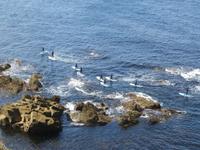 Surfer in den Klippen am Point du Raz