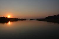 Sonnenuntergang am Okavango während der Bootsfahrt