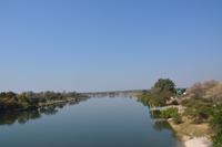 Wir laufen über die Brücke über den Okavangofluss bei Divundu