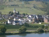 Am gegenüberliegenden Ufer von Beilstein, der Weinort Ellenz