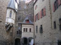 Im Innenhof der Burg Eltz