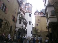 Weitere Gruppen und Einzelgäste sammeln sich zur Führung