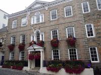 Guernsey, St. Peter Port, Fensterschmuck