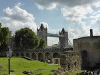 Tower Brücke und Mauern vom Tower