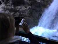 Der Wasserfall in Johnston Canyon ist toll