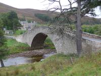 Bogenbrücke auf dem Weg nach Braemar