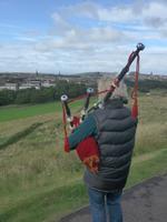 Dudelsackspieler auf Hausberg von Edinburgh