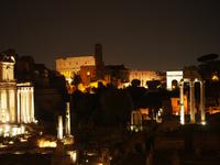 Nächtlicher Blick vom Capitol auf das Forum Romanum und das Kolosseum