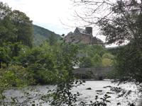 Brücke über die Rur und Blick auf die Hengeburg in Heimbach