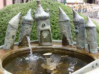 Die Figuren des Brunnens Stadtgespräch in Heimbach