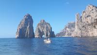 Insel Capri (Inselrundfahrt mit dem Schiff) - Faraglioni-Felsen