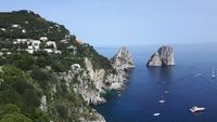 Insel Capri (Blick vom Augustusgarten auf die Faraglioni-Felsen)