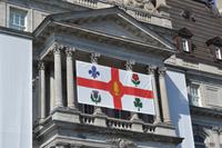 Stadtrundfahrt Montréal - Neue Flagge der Stadt am Rathaus