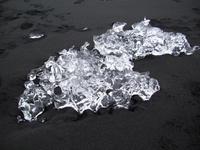 Um die Gletscherlagune ist viel Eis zu finden.