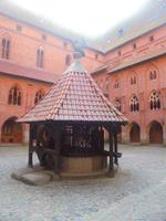 innerer Hof der Marienburg mit Klosteranlage, Brunnen und Wohntrakt