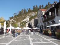Vor den Adelsberger Grotten