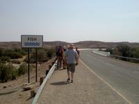 Wir laufen über den Fish-Fluss