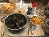 Typisch: Muscheln und Pommes im Leon