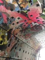 Kunstwerk an der Decke der Markthalle