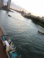 Blick auf Rotterdam und die Infinity-Pools auf AIDAprima auf Deck 7