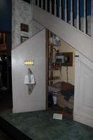 043 Der Schrank unter der Treppe