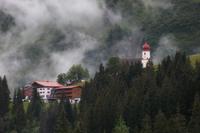 Hotel und Kirche in Damüls