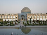 Isfahan - Blick von der Terrasse des Ali-Qapu-Palast zur Lotfullah Moschee