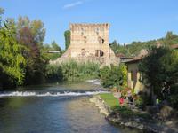 Mühlendorf Borghetto – Blick zur Brücke Visconti