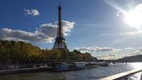 Der Eiffelturm von der Seine aus