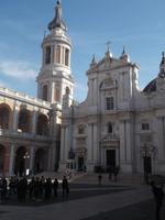 Loreto, Barockfassade der Basilika und barocker Campanile
