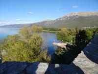 Hohe Berge umgeben den Ohrid-See
