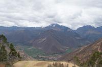 Blick zwischen Berge und Tal (1)