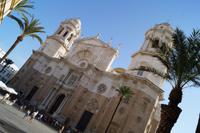 Kathedrale von Cádiz, der Unterbau ist aus Muschelkalk, der ist stabil. Dem Kalkstein im Oberbau bekommt jedoch die Meeresluft nicht
