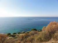 Blick aufs Meer mit Fischzucht