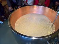 ... darf auch einen Blick in den Käsebottich werfen.