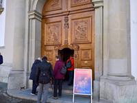 Durch das großartige Tor betreten unsere Gäste die Stiftskirche.