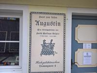 ... da erfährt man auch mal, von wem der geläufige Text stammt.