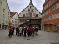 Das Alte Rathaus von Lindau im gotischen Stil mit Erker und Sonnenuhr.