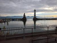 Die bekannte Hafeneinfahrt von Lindau mit den Schweizer Bergen in der Ferne.