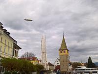 Auch über Lindau ein Zeppelin in Luftiger Höhe.