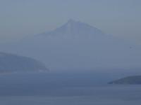 Der Athos im Dunst erhebt sich wie ein Gott