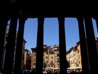 Blick aus dem Pantheon auf die Piazza Rotonda