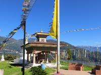 Chörte und Gebetsmühle zwischen Puentsholing und Thimphu