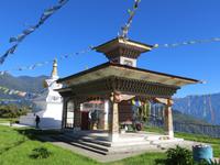 Chörte und Gebetsmühle zwischen Puentsholing und Thimphu