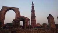 Blick über den Qutb Minar Bezirk in Delhi