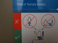 Spannende Beschreibung zur Nutzung der Damentoiletten