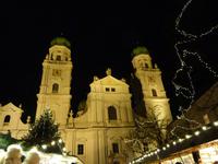 Dom zu Passau vom Weihnachtsmarkt