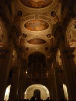Deckenfresken mit Orgel im Hintergrund im Dom zu Passau