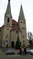 vor der Kirche 