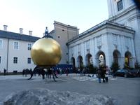 Vor dem Domplatz - Die 2 Tonnen schwere vergoldete Kugel mit männlicher Figur